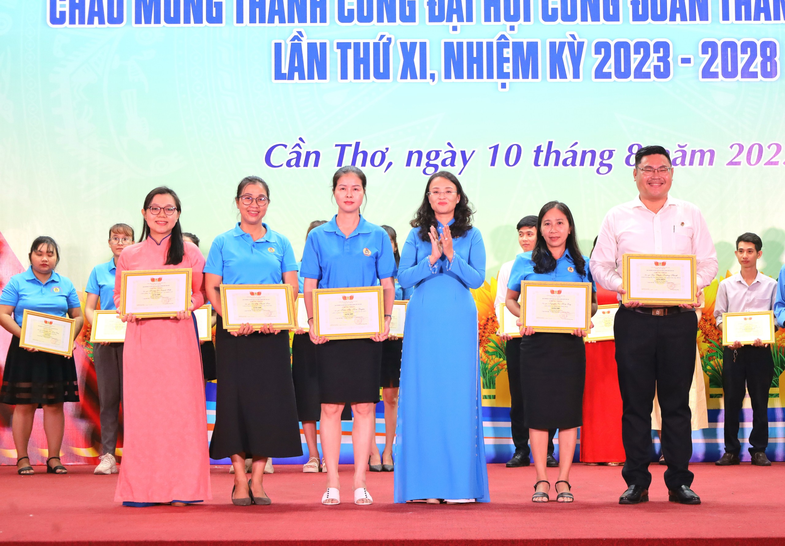 Bà Lê Thị Sương Mai - Chủ tịch Liên đoàn Lao động TP. Cần Thơ trao giải thưởng Cuộc thi ảnh “Nét đẹp Công đoàn và người lao động” cho các cá nhân.