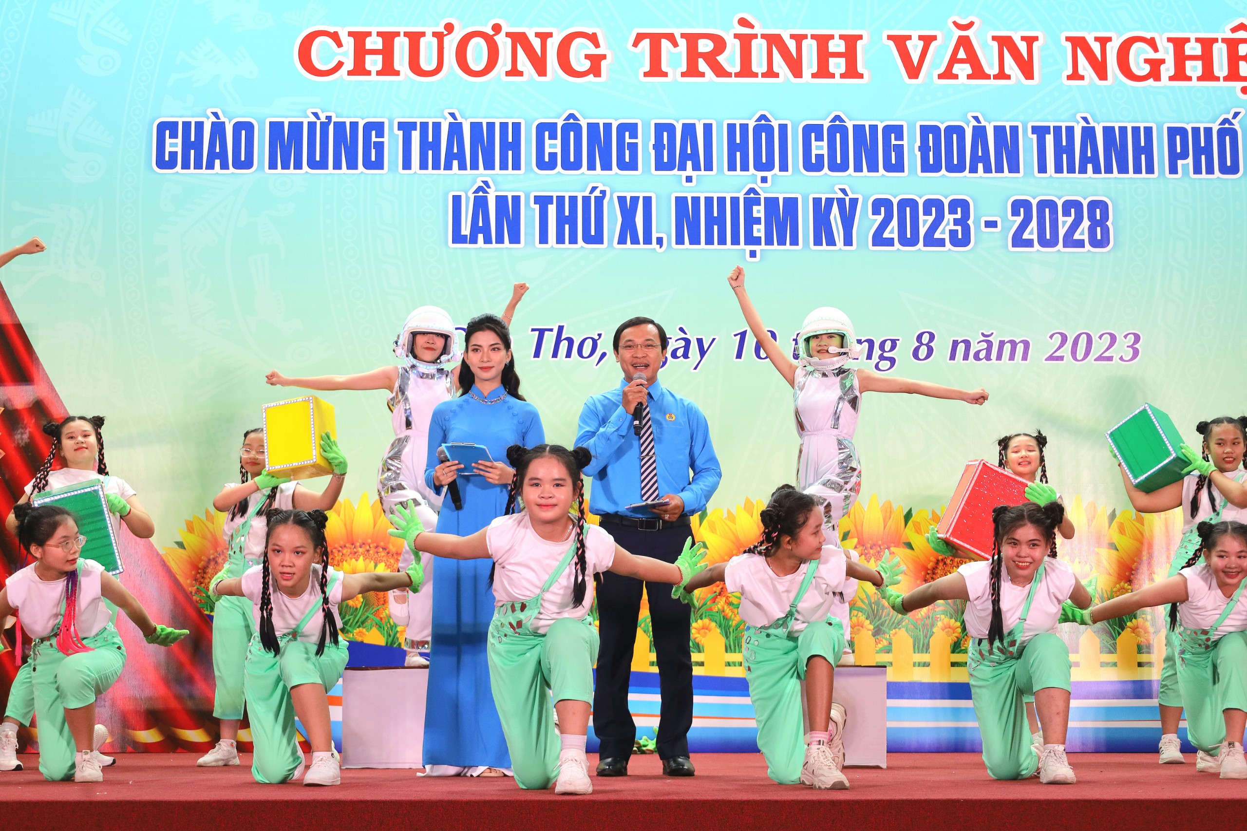 Chương trình văn nghệ với chủ đề ca ngợi Đảng, tình yêu quê hương, đất nước; tinh thần tình nguyện, xung kích của lực lượng đoàn viên công đoàn do đội văn nghệ LĐLĐ quận Ninh Kiều, Công đoàn ngành Y tế và Nhà Văn hóa Lao động thành phố biểu diễn.