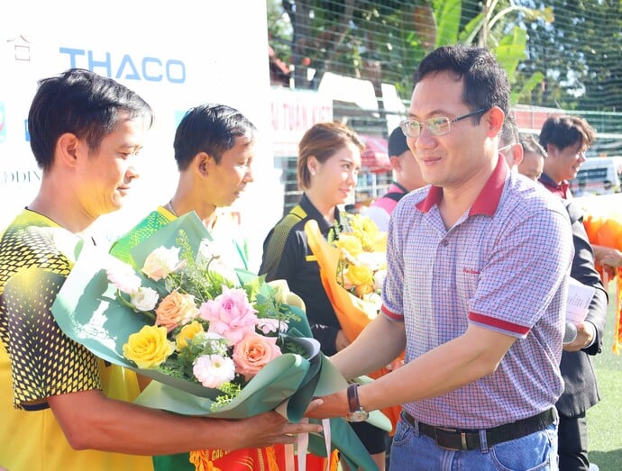 Ông Nguyễn Minh Tuấn – Giám đốc Sở Văn hóa, Thể thao và Du lịch TPCT trao hoa cho các đơn vị tham gia Giải.