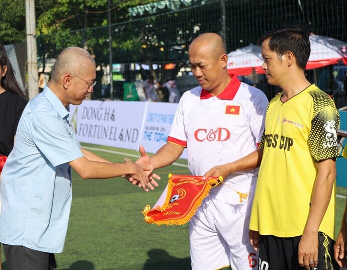 Nhà báo Lê Phương Nguyên đại diện BTC trao cờ lưu niệm cho các đội tham gia Giải.