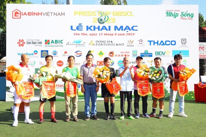 BTC trao cờ lưu niệm và hoa cho đại diện các đội bóng và tổ trọng tài.