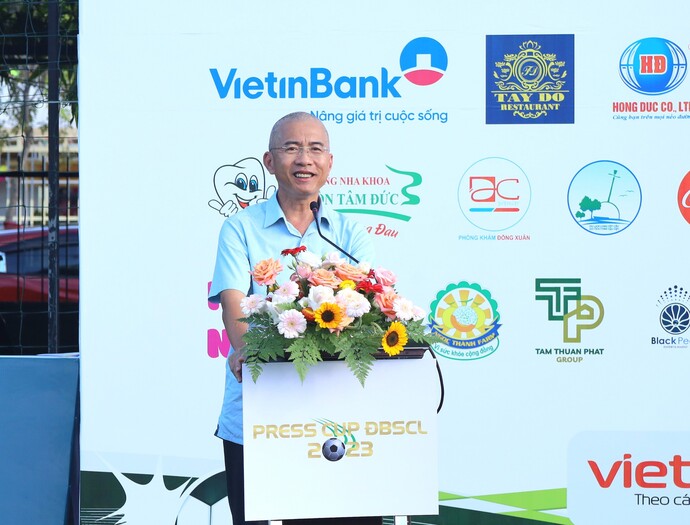 Nhà báo Lê Phương Nguyên - Trưởng Cơ quan đại diện Tạp chí Gia đình Việt Nam tại Cần Thơ, trưởng BTC Giải Press Cup ĐBSCL 2023 phát biểu Khai mạc Giải.