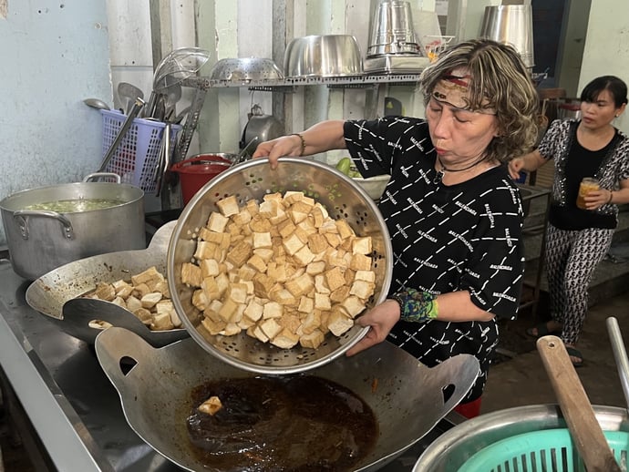 Chị Phạm Thúy Nga - bếp trưởng tại quán cơm chay 1000 đang tất bật chế biến món tàu hũ kho ngon trứ danh tại bếp.