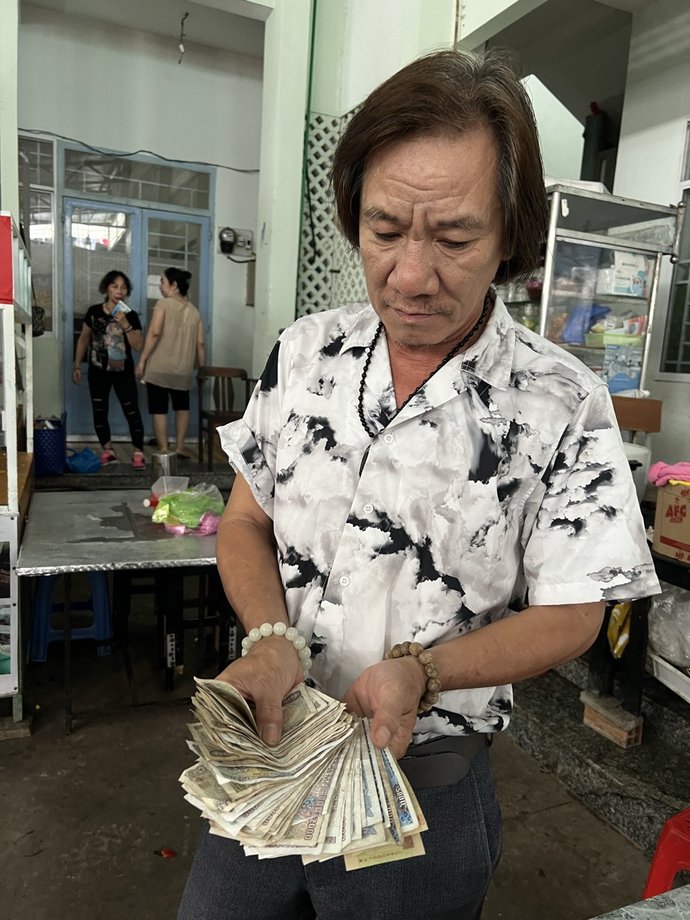Anh Nguyễn Văn Bích - tình nguyện viên tại quán cơm chay 1000 đang quyết toán số tiền thu được trong buổi sáng và cho biết, số tiền thu được luôn không đủ chi phí cho các hoạt động tại bếp ăn.