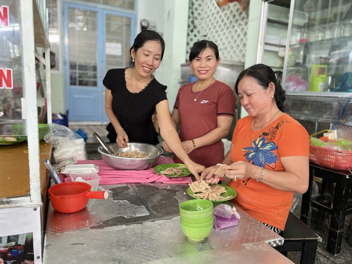 Chị em trong bếp ăn từ thiện đang chuẩn bị 350 phần ăn cho bà con lao động trong sáng đầu tuần tháng 8.