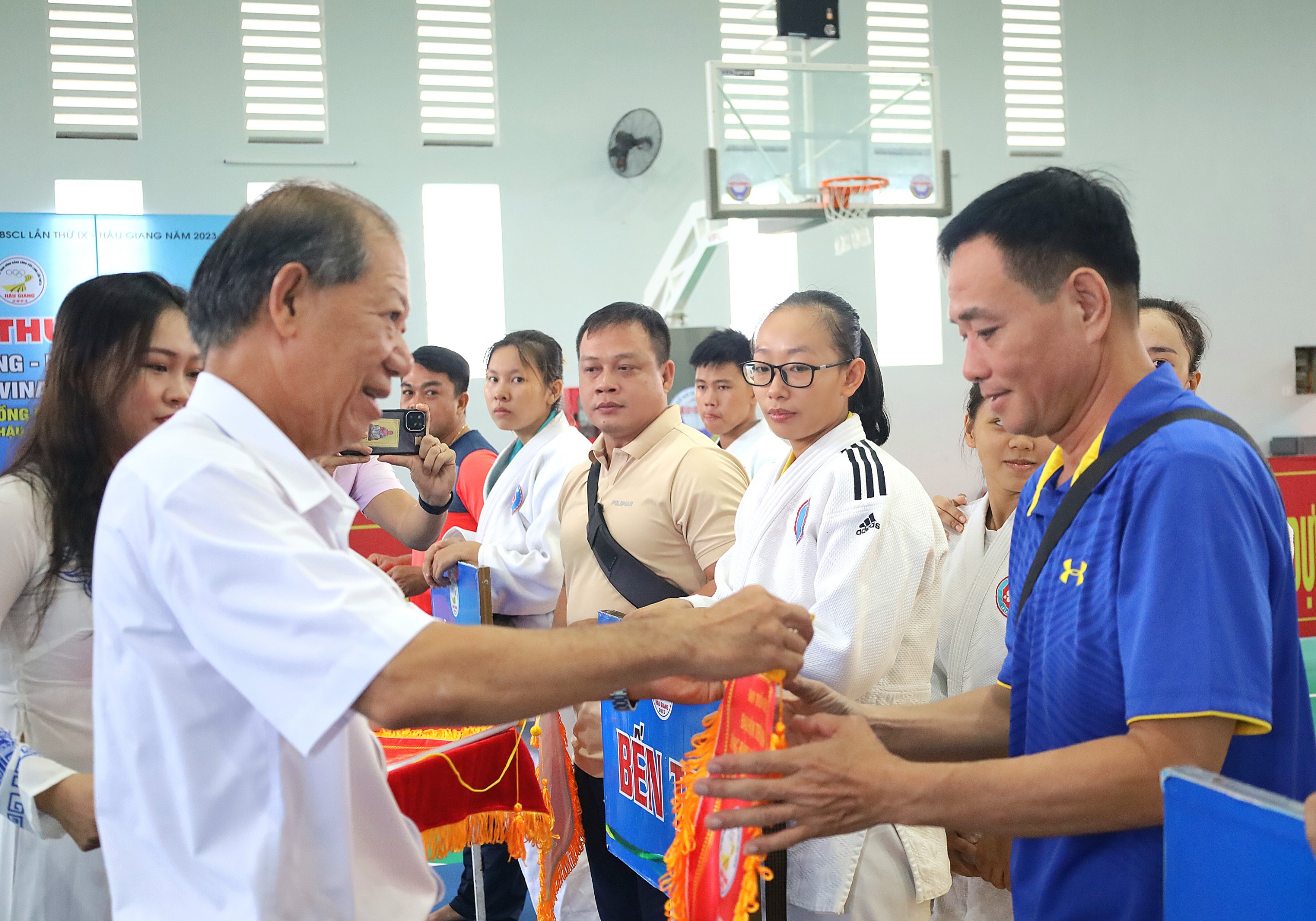 Ông Bùi Việt Hà – Phó Chủ tịch UBND TP. Ngã Bảy tặng cờ lưu niệm cho các đoàn tham dự giải.