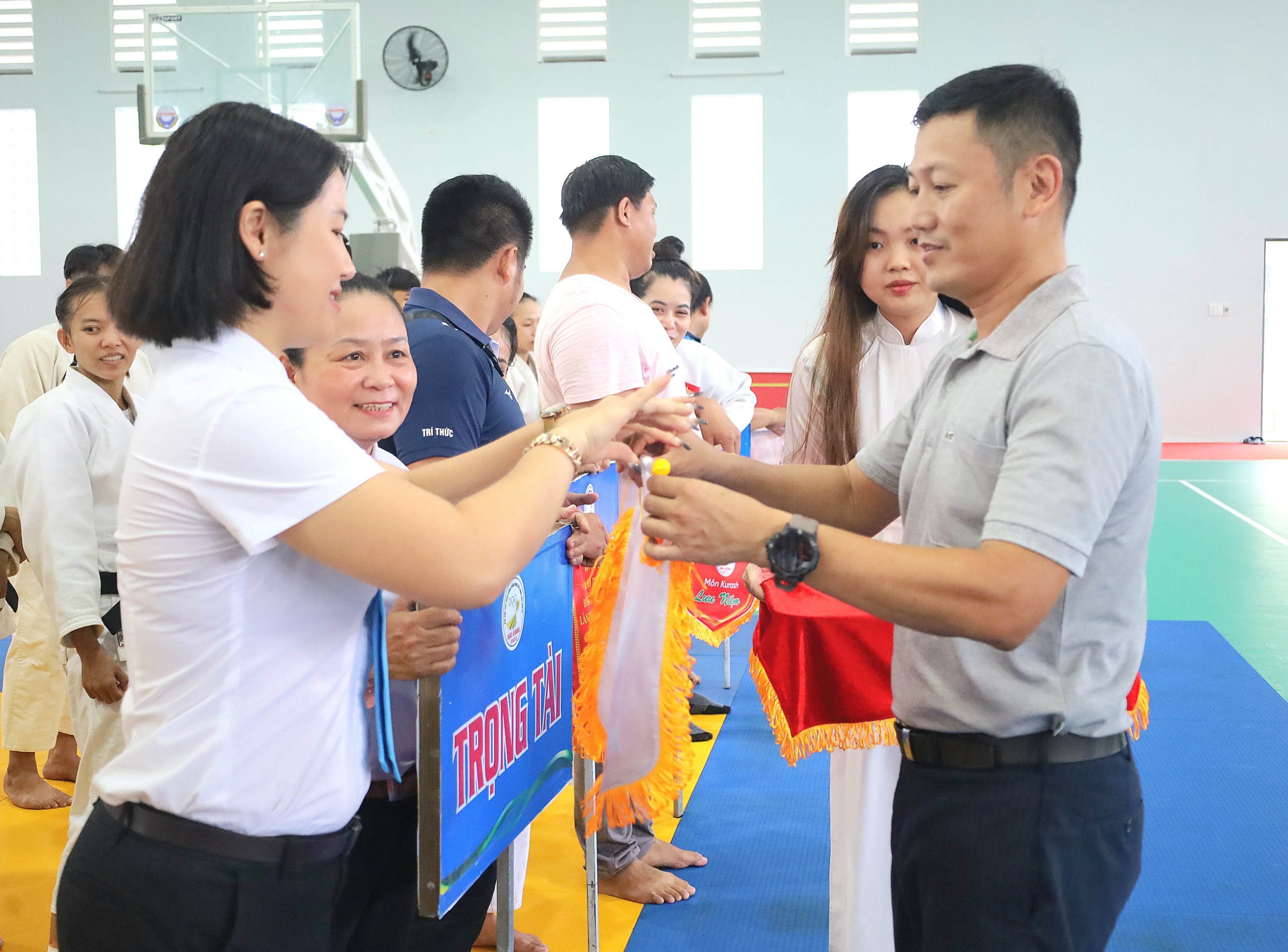 Ông Nguyễn Hữu An - Phụ trách môn Judo, Kurash - Cục TDTT tặng cờ lưu niệm cho các đoàn tham dự giải.