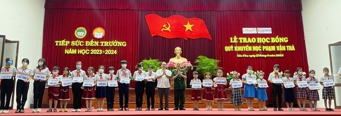 Đại tướng Phạm Văn Trà trực tiếp trao học bổng cho các em học sinh có hoàn cảnh khó khăn.