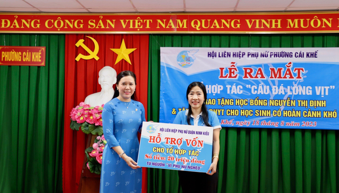 Nhân buổi ra mắt hôm nay, Ban Thường vụ Hội LHPN quận Ninh Kiều trao hỗ trợ vốn 20 triệu đồng cho đại diện Tổ Hợp tác. Bà Huỳnh Kim Anh - Chủ nhiệm Tổ hợp tác Cầu đá lông vịt lên nhận bảng tượng trưng của Hội Phụ nữ Quận.