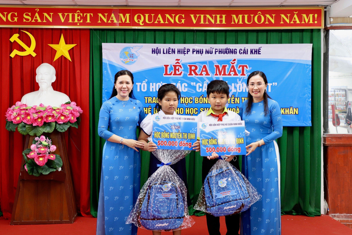 Được biết, đây là 2 bé có hoàn cảnh khó khăn, mẹ mất do nhiễm covid - 19, cha làm nghề phụ hồ bị mất việc làm do Covid 19, không có thu nhập. Hiện 2 bé sống với cha tại nhà trọ số 4/27 CMT8 (tạm trú tại số 4/31/3 CMT8) phường Cái Khế. Các cấp Hội phụ nữ đã thường xuyên đến thăm hỏi, hỗ trợ kịp thời, động viên các em cố gắng vươn lên trong học tập.