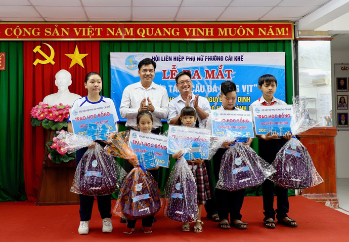 Ban thường vụ Hội LHPN phường Cái Khế trao tặng 5 suất học bổng Nguyễn Thị Định cho các em học sinh vượt khó học giỏi phường Cái Khế.
