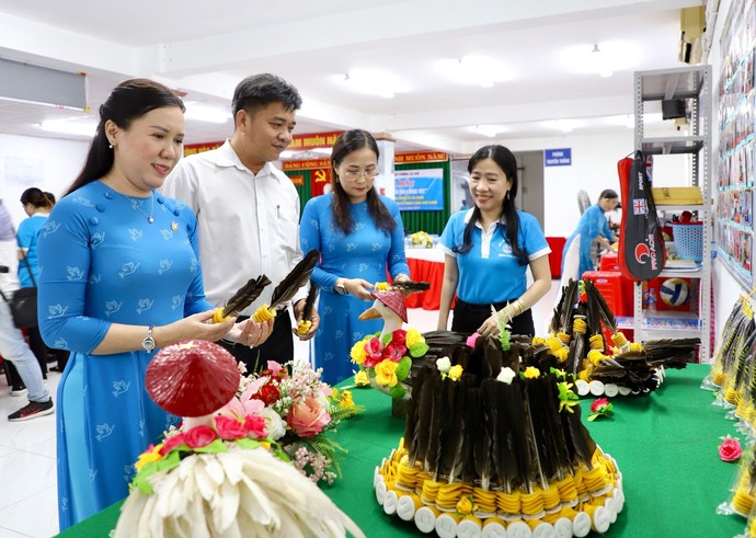 Mô hình tổ hợp tác 'Cầu đá lông vịt' góp phần hỗ trợ phụ nữ phát triển kinh tế, vươn lên làm giàu, xây dựng gia đình no ấm, tiến bộ, hạnh phúc và văn minh.