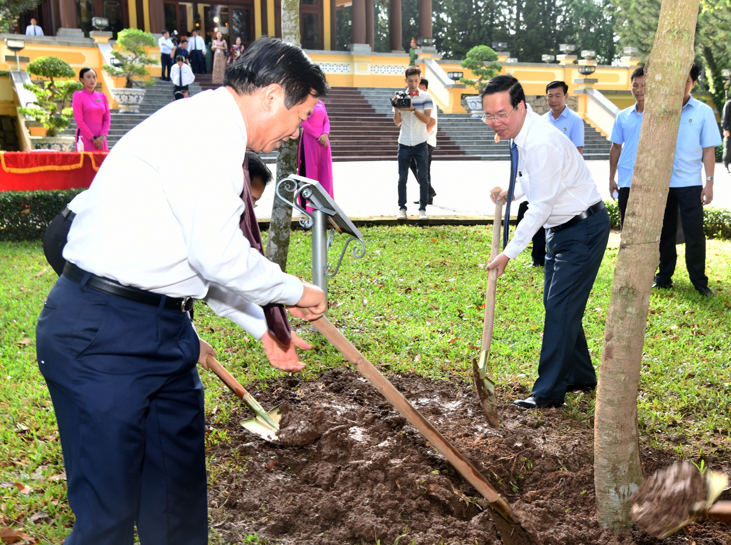 Chủ tịch nước Võ Văn Thưởng trồng cây tại Khu lưu niệm Chủ tịch Tôn Đức Thắng.