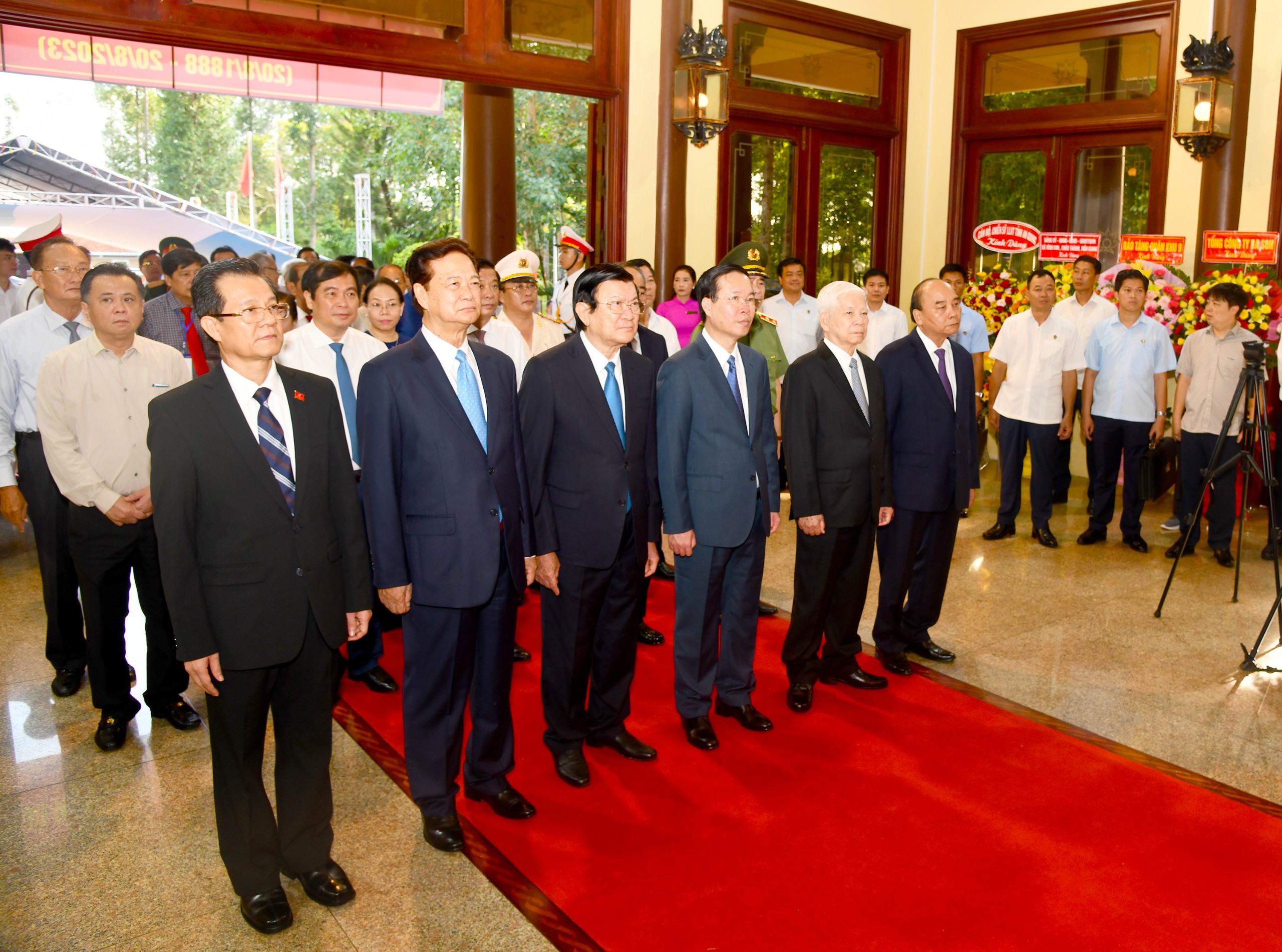 Chủ tịch nước Võ Văn Thưởng, cùng các thành viên đoàn công tác Trung ương và tỉnh An Giang dâng hương tưởng nhớ Chủ tịch Tôn Đức Thắng.