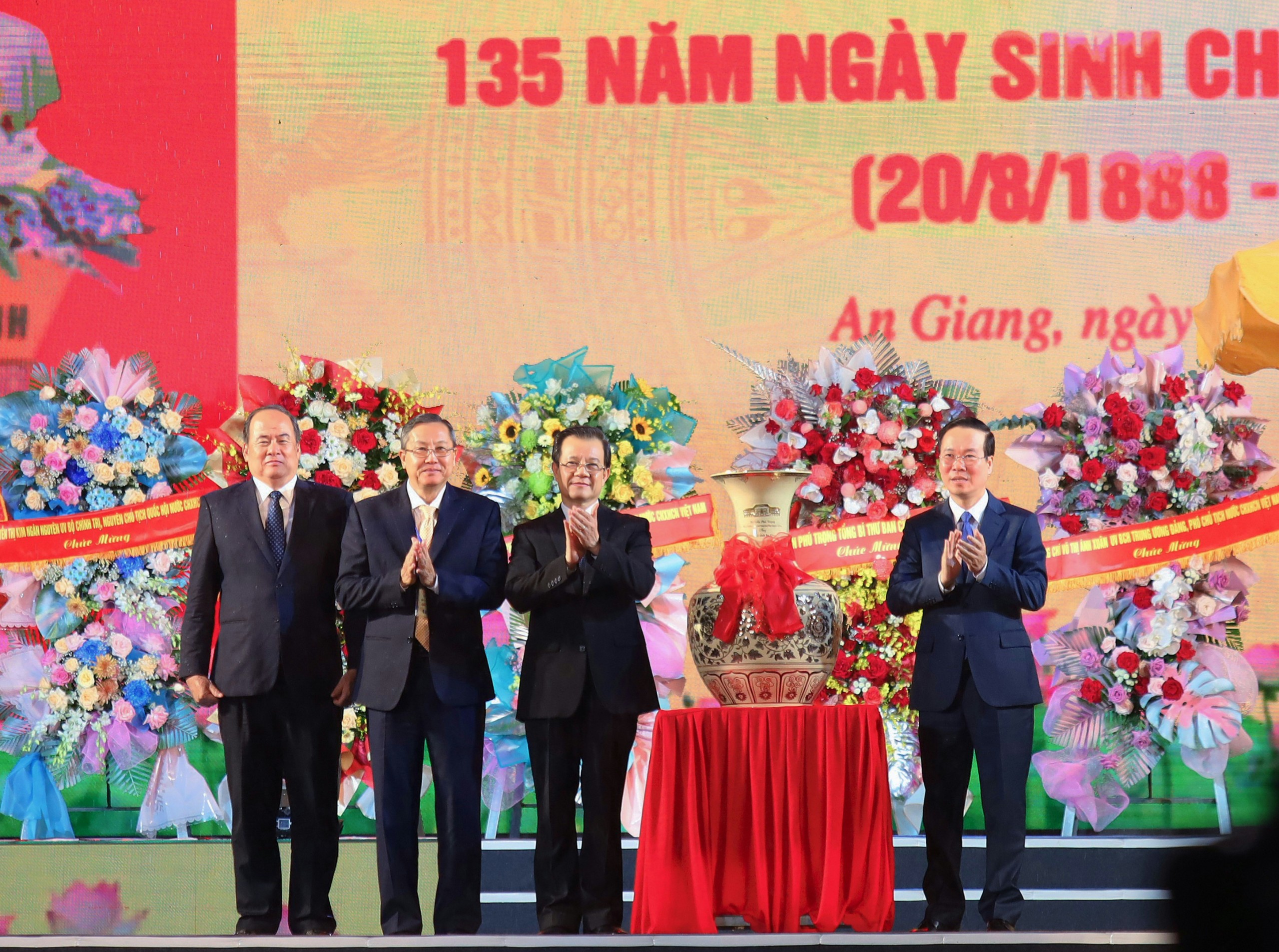 Chủ tịch nước Võ Văn Thưởng thừa ủy quyền của Tổng Bí thư trao quà cho Đảng bộ và nhân dân An Giang.