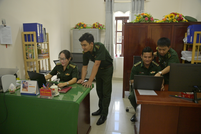 Cán bộ lực lượng 35, 47 của Bộ đội Biên phòng Kiên Giang trao đổi thông tin để đấu tranh phản bác các luận điểm xuyên tạc trên các trang mạng xã hội có ý đồ chống phá Đảng và Nhà nước Việt Nam.