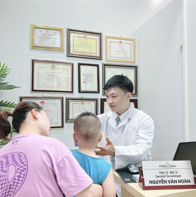 Thạc sĩ, Bác sĩ Nguyễn Văn Hoàn thăm khám cho bệnh nhân (Ảnh: BSCC)