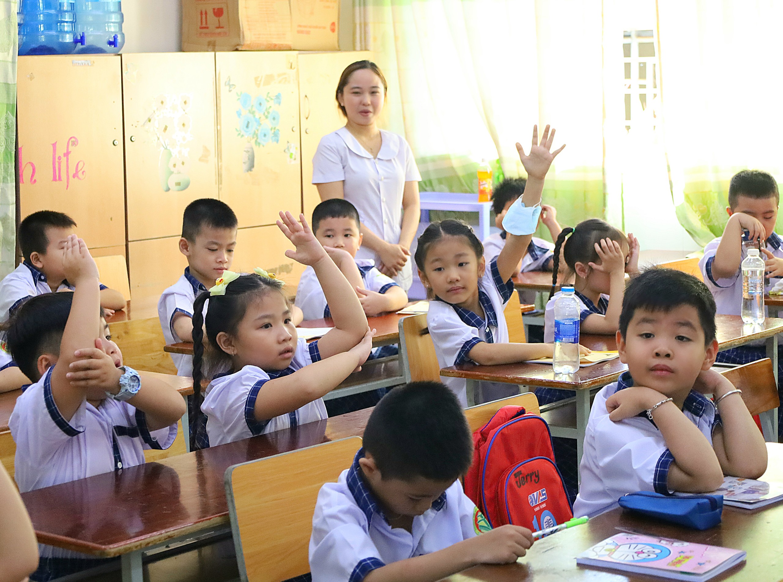 Các em học sinh lớp 1 hào hứng tham gia các hoạt động giao lưu.