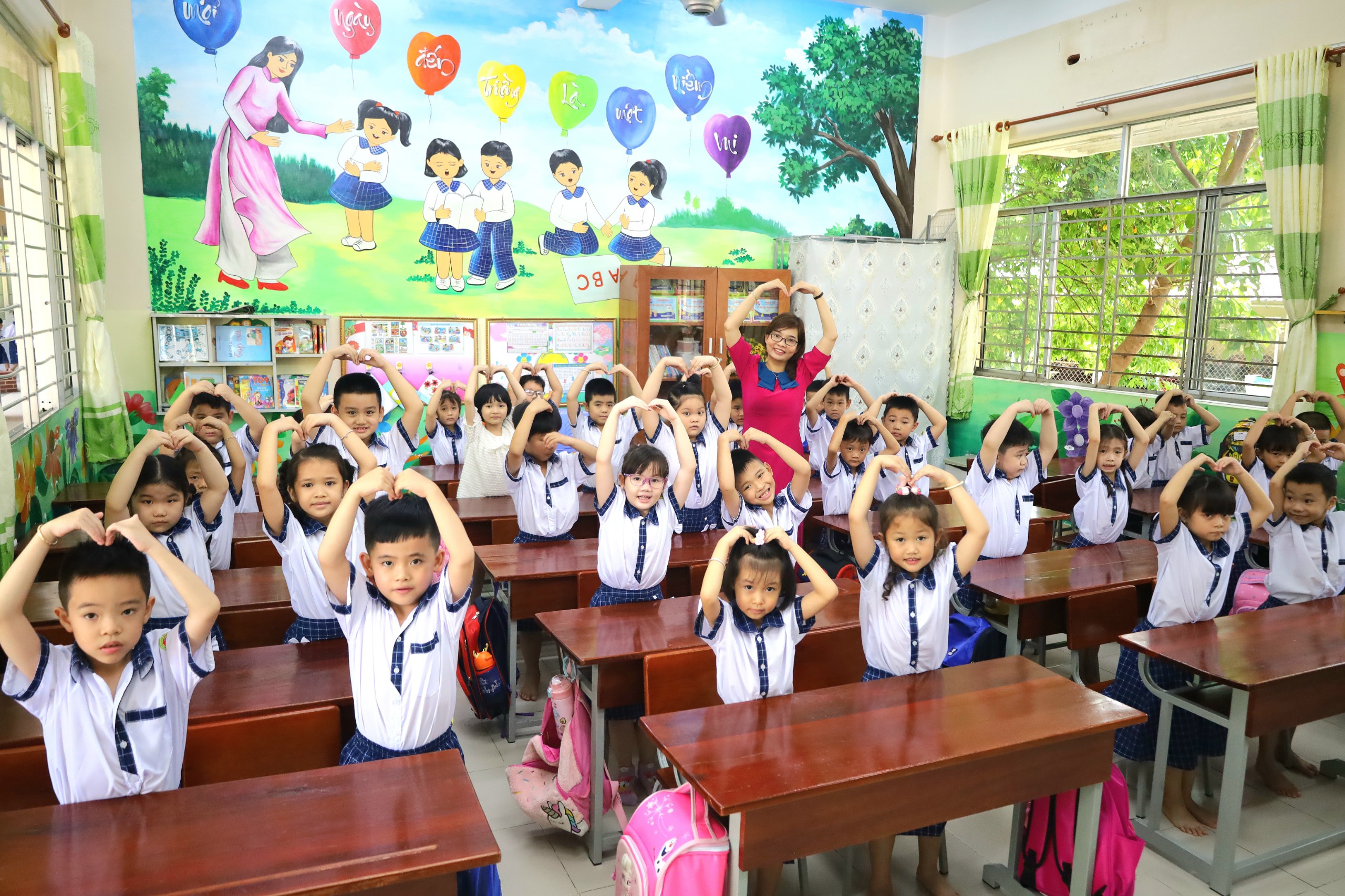 Cô trò Trường Tiểu học Võ Trường Toản, quận Ninh Kiều cùng nhau 'thả tim' đón chào năm học mới.