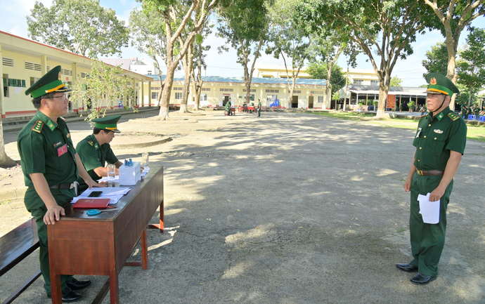 Các cán bộ Chỉ huy các đơn vị Biên phòng tham gia kiểm tra trắc nghiệm nội dung xử lý tình huống bảo vệ biên giới.