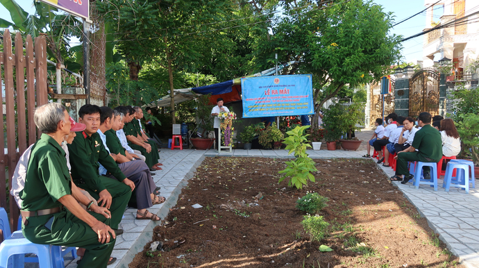 Bãi đất trống cạnh khu vui chơi từng là nơi để rác thải sinh hoạt, giờ đây đã được sang lấp sạch đẹp, giúp người dân và con em có chỗ vui chơi thoáng mát, trong lành.