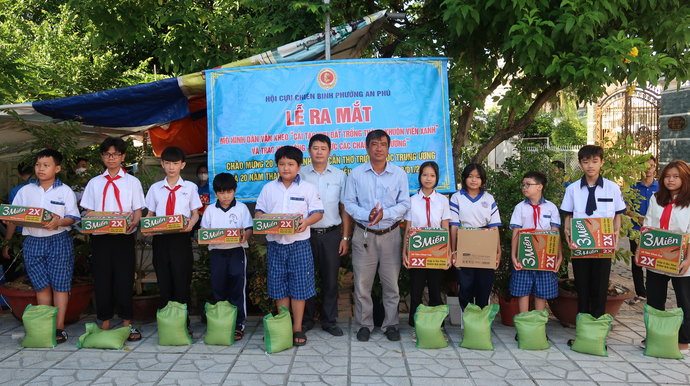 Học bổng 'Tiếp sức các cháu đến trường' bao gồm tiền mặt và nhu yếu phẩm tiếp thêm động lực cho các em học sinh.