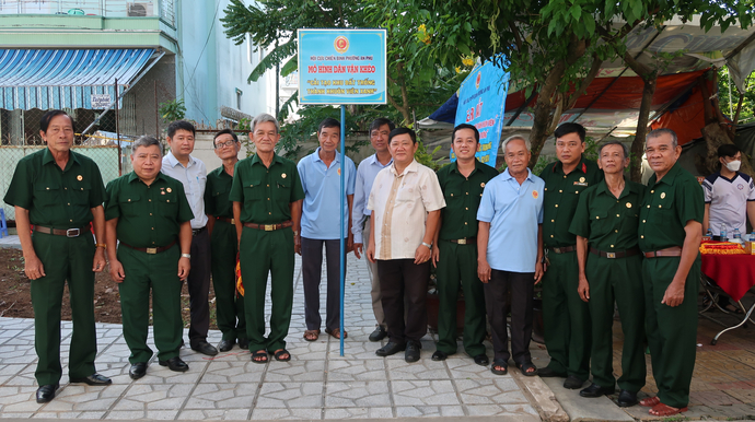 Lãnh đạo Đảng ủy, UBND phường cùng Hội CCB Phường An Phú ra mắt mô hình dân vận khéo 'Cải tạo khu đất trống thành khuôn viên xanh' cho người dân.