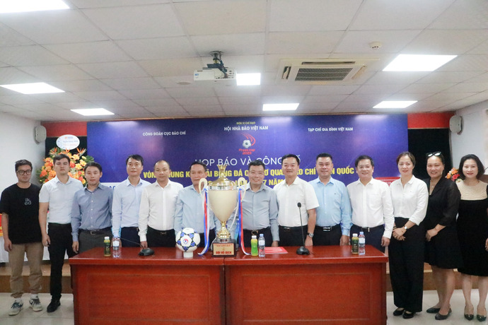 Ban tổ chức giải chụp ảnh cùng các lãnh đạo, nhà tài trợ Press Cup 2023 tại buổi họp báo