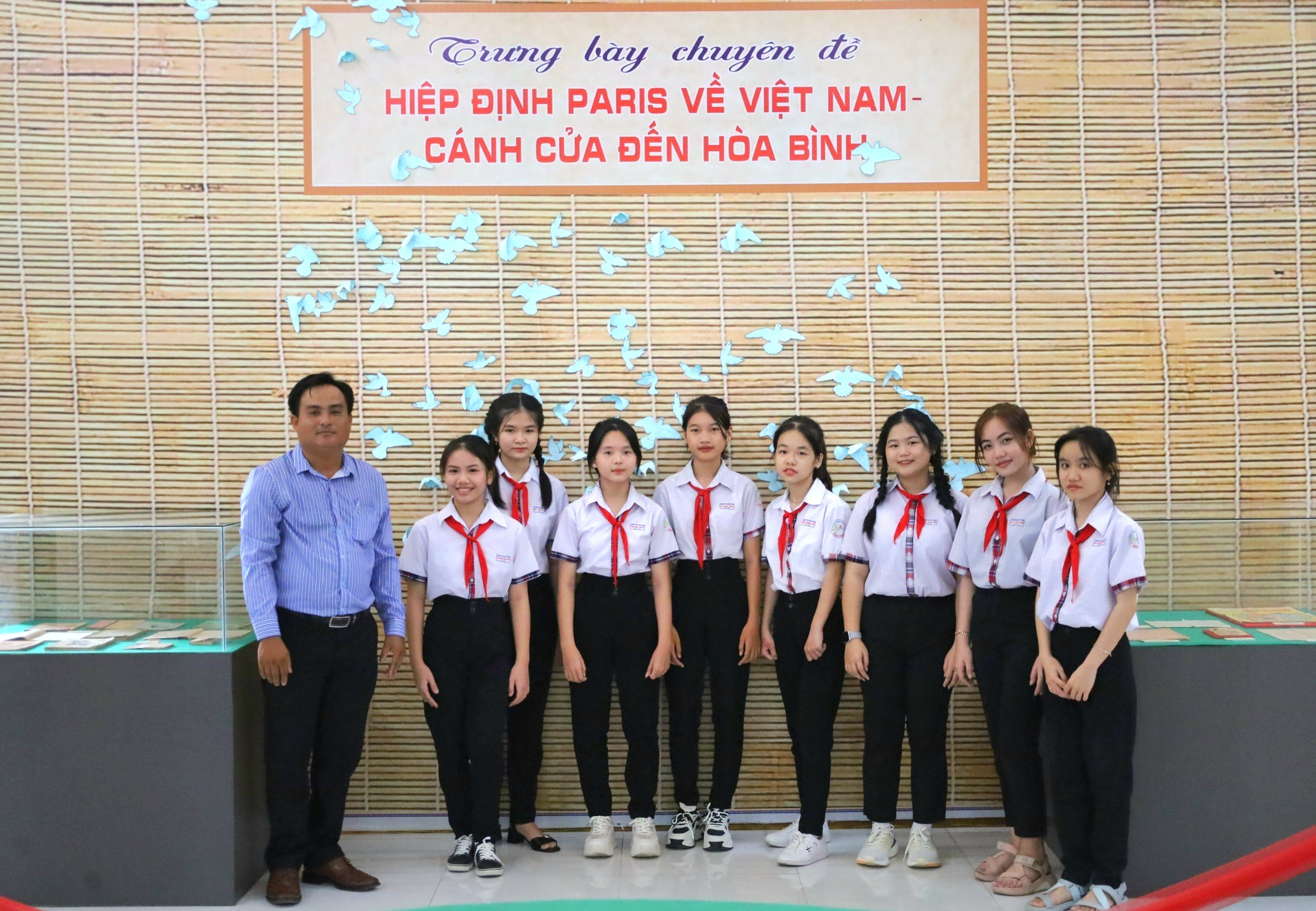 Các em học sinh tham quan tại Bảo tàng TP. Cần Thơ.