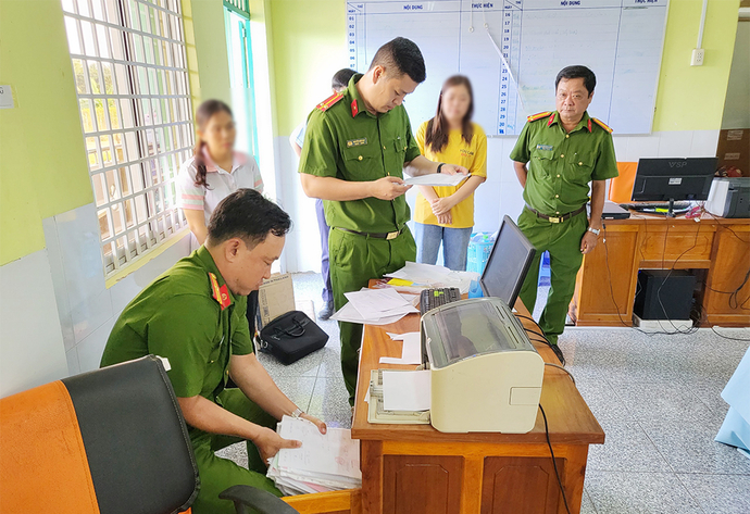 Khám xét nơi làm việc của Bùi Hồng Trinh, lực lượng chức năng thu giữ nhiều tài liệu liên quan đến vụ án.