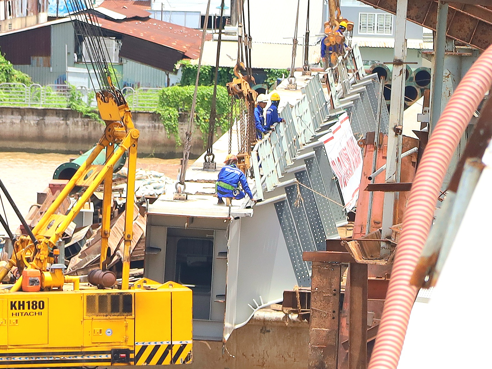 Công nhân chuẩn bị thực hiện hợp long dầm chính phía thượng lưu cầu Trần Hoàng Na.