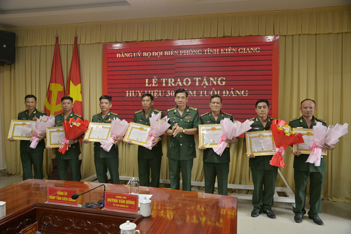 Đại tá Huỳnh Văn Đông, Bí thư Đảng ủy, Chính ủy Bộ đội Biên phòng Kiên Giang đã thay mặt Ban Thường vụ Đảng ủy gắn Huy hiệu 30 năm tuổi Đảng cho các đảng viên.