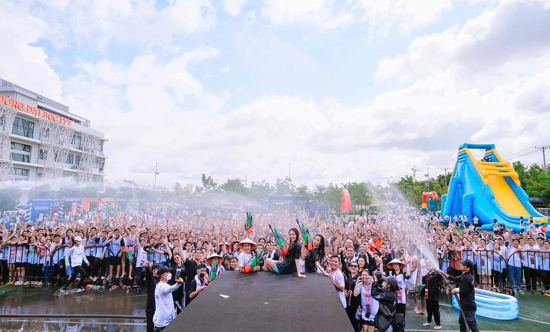 Gần 2.000 sinh viên và tân sinh viên K19 của Đại học FPT Cần Thơ tham gia chương trình lễ hội sắc màu và âm nhạc – Colors Journey.