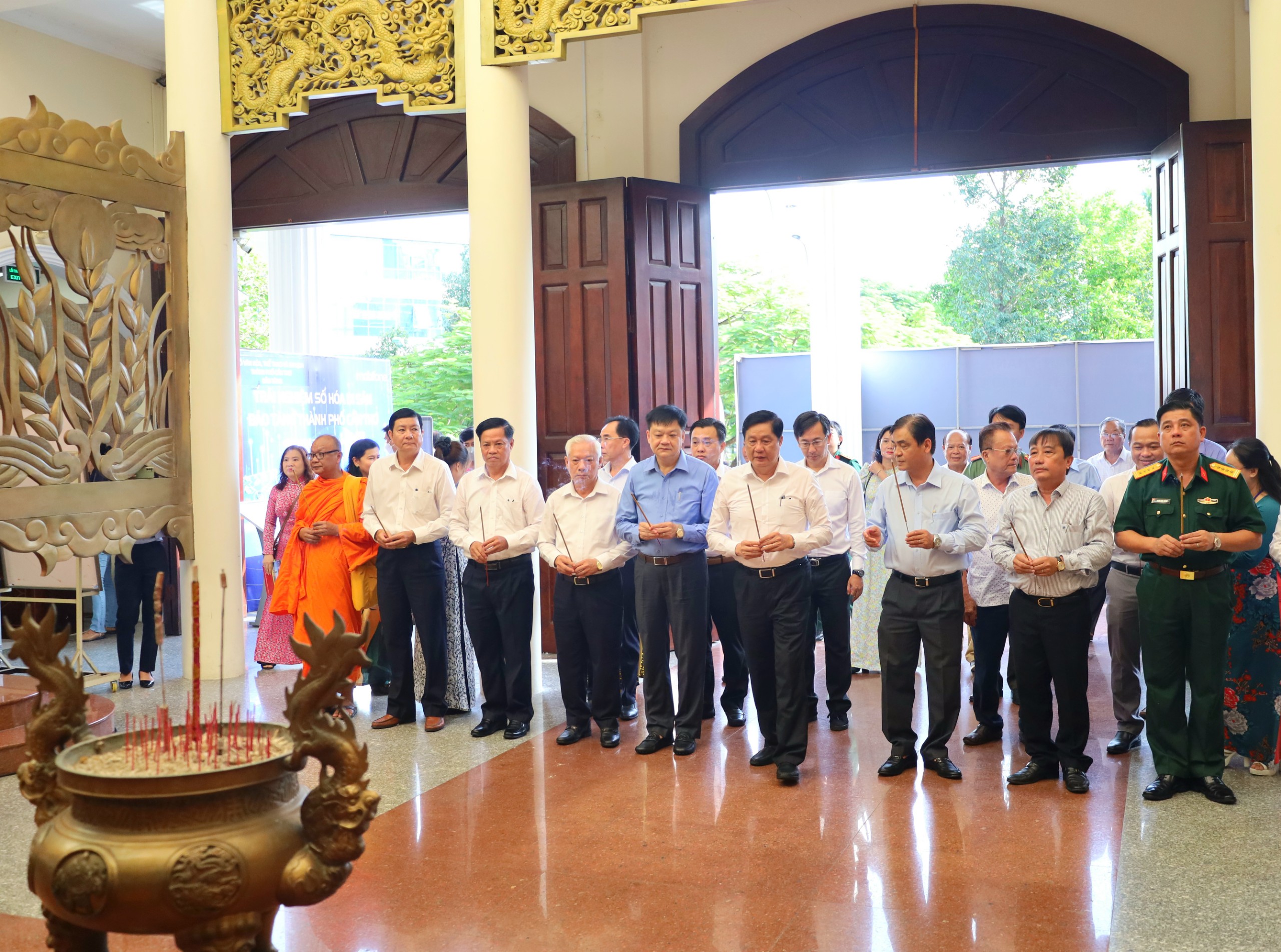 Các đại biểu dâng hương Chủ tịch Hồ Chí Minh tại Bảo tàng TP. Cần Thơ.