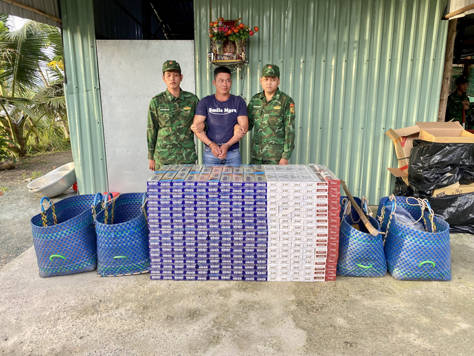 Tang vật và đối tượng bị lực lượng chống buôn lậu đồn Biên phòng Cửa khẩu Quốc tế Hà Tiên bắt vào rạng sáng 29/08/2023