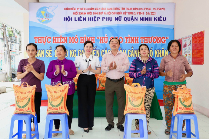 Ông Mai Xuân Bình - Uỷ viên Ban Thường vụ Quận uỷ, Phó Chủ tịch Thường trực HĐND quận Ninh Kiều và bà Nguyễn Thị Hồng Nga - Uỷ viên Ban Thường vụ Hội LHPN TPCT - Chủ tịch Hội LHPN quận Ninh Kiều tặng gạo cho hội viên khó khăn.