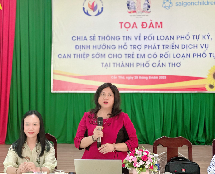 Tiến sĩ Trần Thị Xuân Mai - Giám đốc Sở Lao động Thương binh và Xã hội TP Cần Thơ chỉ đạo phương hướng tiếp theo cho dự án hỗ trợ phát triển dịch vụ công tác xã hội đối với trẻ tự kỷ tại TP Cần Thơ.