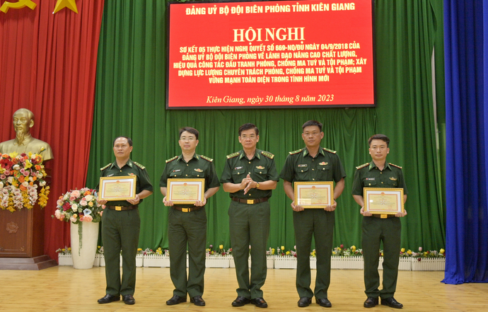 Đại tá Huỳnh Văn Đông, Bí thư Đảng uỷ, Chính ủy Bộ đội Biên phòng Kiên Giang trao thưởng cho các tập thể và cá nhân.