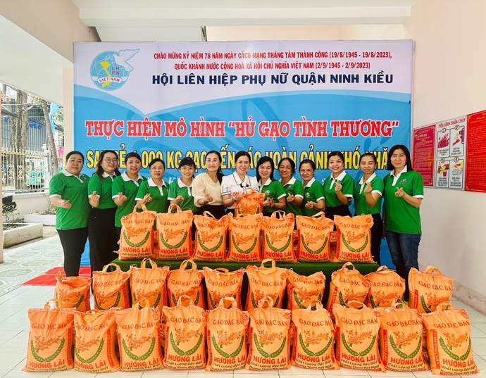 1.000kg gạo sẵn sàng trao tay 100 hoàn cảnh khó khăn trên địa bàn quận, mỗi phần 10kg, tổng trị giá 25 triệu đồng.