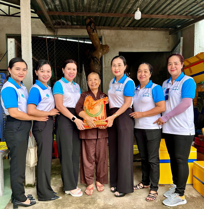 Hơn 10 năm ra mắt và thực hiện, mô hình“Hũ gạo tình thương” của Hội LHPN quận đã giúp đỡ cho rất nhiều hộ dân có khó khăn cả về vật chất lẫn tinh thần.