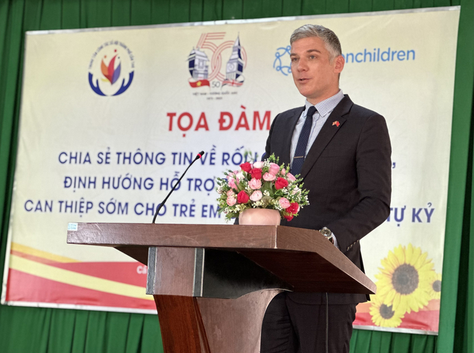 Ông Damien Roberts - Giám đốc điều hành Tổ chức Saigon Children’s Charity CIO chia sẻ tâm huyết với dự án “Hỗ trợ can thiệp sớm cho trẻ em có rối loạn phổ tự kỷ tại TP Cần Thơ giai đoạn 2022 - 2024”.