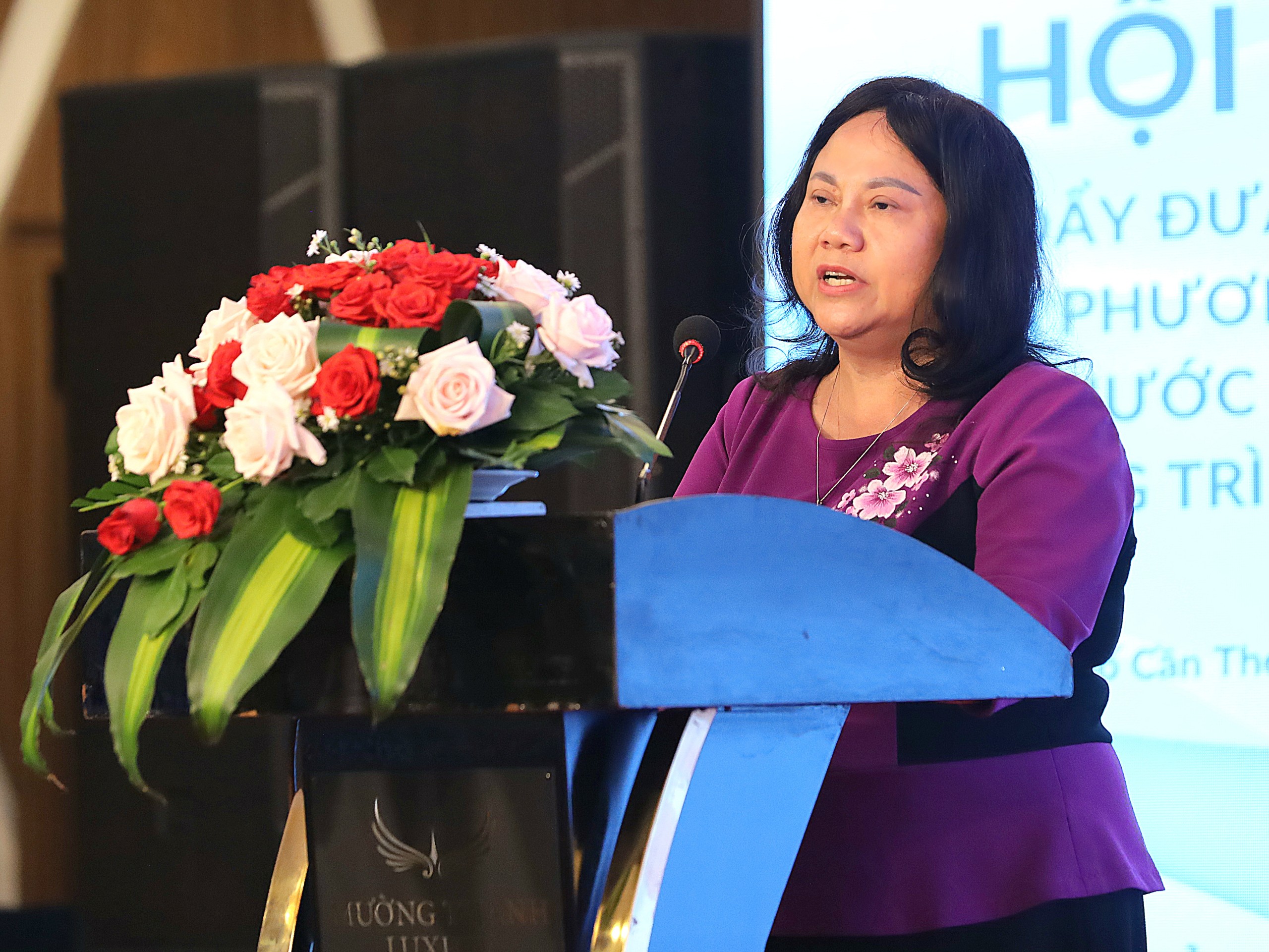 Bà Trần Thị Xuân Mai – Giám đốc Sở Lao động, Thương binh và Xã hội TP. Cần Thơ phát biểu tham luận tại hội thảo.