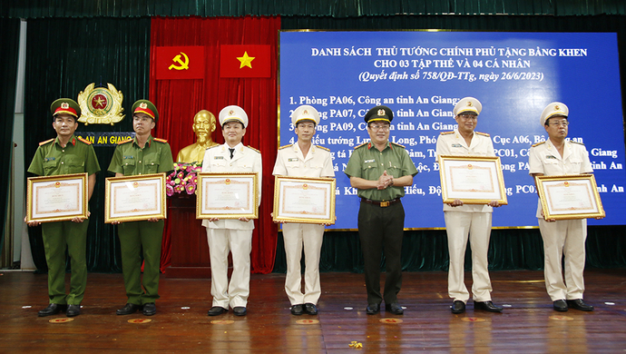 Thừa ủy quyền Thủ tướng Chính phủ, Đại tá Lâm Phước Nguyên - Giám đốc Công an tỉnh trao Bằng khen Thủ tướng cho các tập thể, cá nhân.