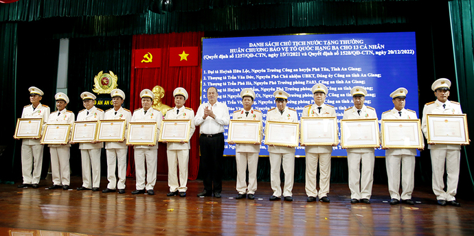 Thừa ủy quyền Chủ tịch Nước, ông Nguyễn Thanh Bình - Chủ tịch Ủy ban nhân dân tỉnh trao Huân chương Bảo vệ Tổ quốc hạng Ba cho các cá nhân.