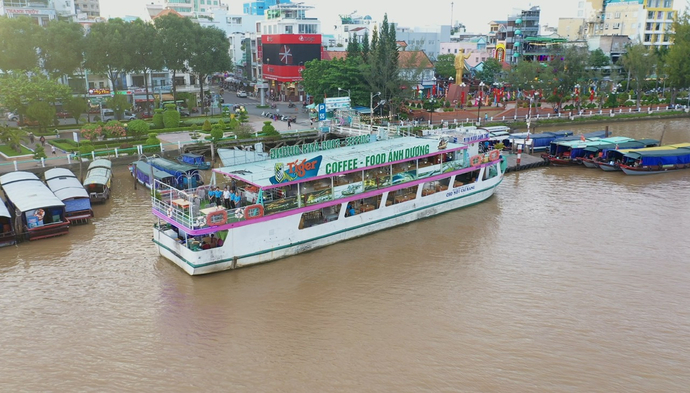 Chiều buông xuống, du thuyền thả mình tại bến tàu du lịch, Bến Ninh Kiều, TP. Cần Thơ.