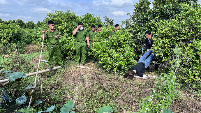 Lực lượng chức năng thực nghiệm điều tra lại quá trình phạm tội của Cường.