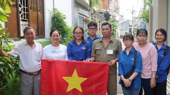 Việc trao cờ Tổ Quốc cho Đoàn viên, Hội viên và người dân trên địa bàn khu vực là việc làm thiết thực, ý nghĩa để kỷ niệm ngày Lễ 2/9.