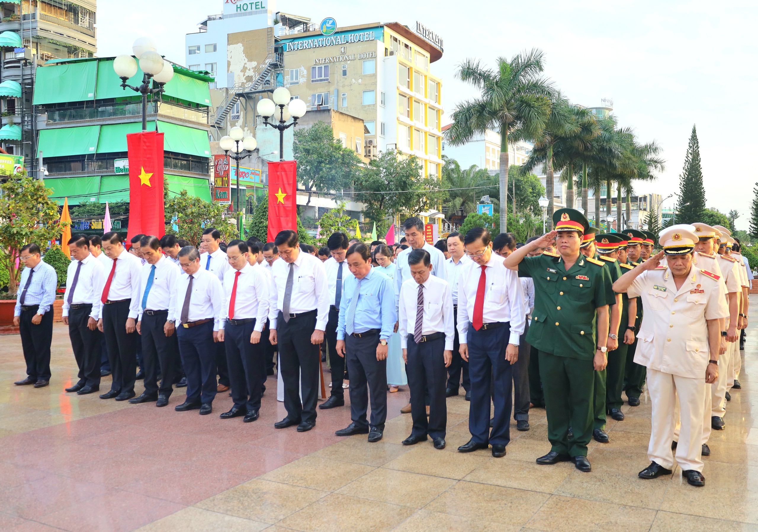Các đại biểu dành 1 phút mặc niệm tưởng nhớ và bày tỏ lòng biết ơn vô hạn đối với công lao của Chủ tịch Hồ Chí Minh