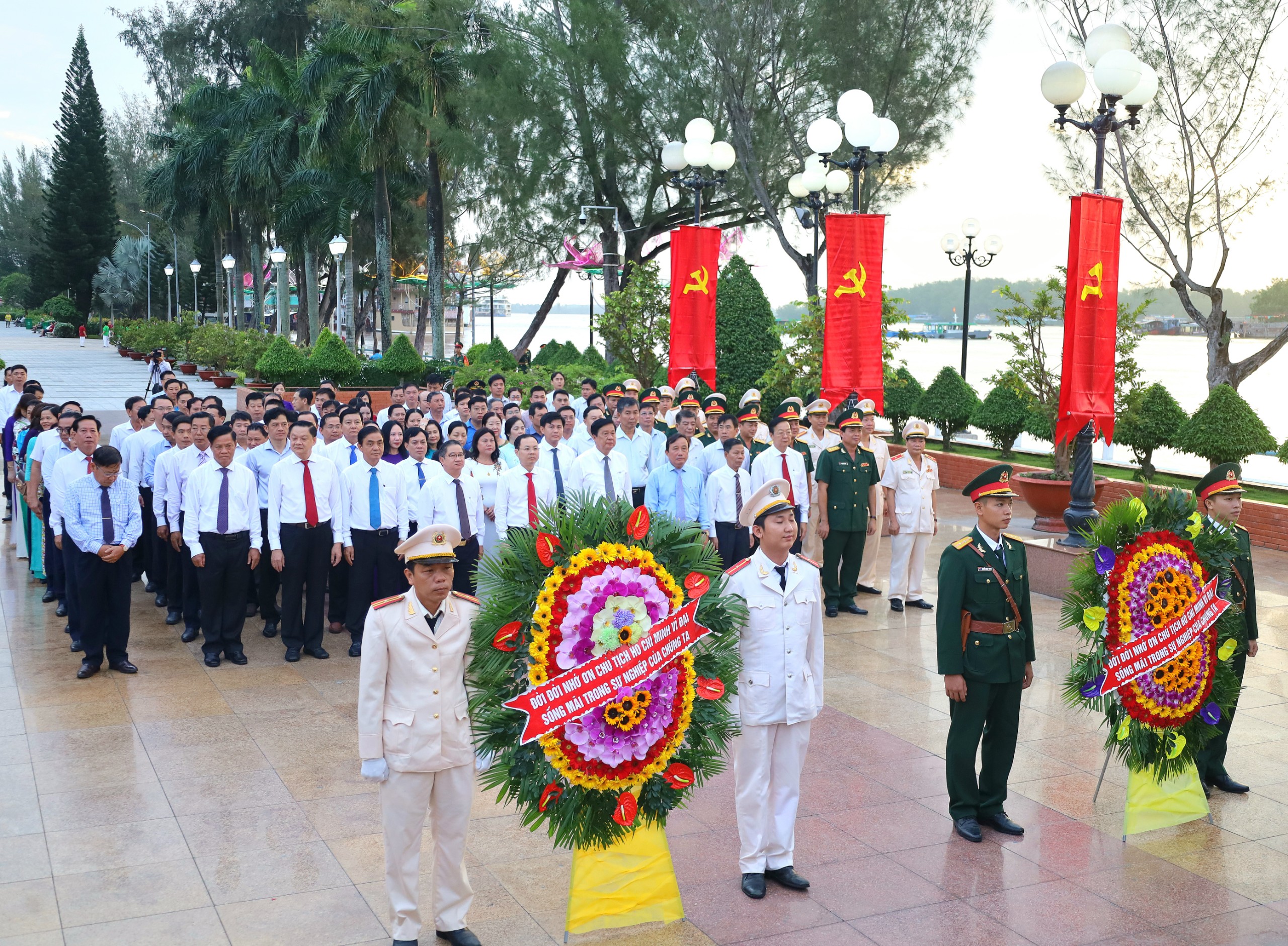 Đoàn đại biểu viếng Tượng đài Bác Hồ tại Bến Ninh Kiều, quận Ninh Kiều, TP. Cần Thơ.