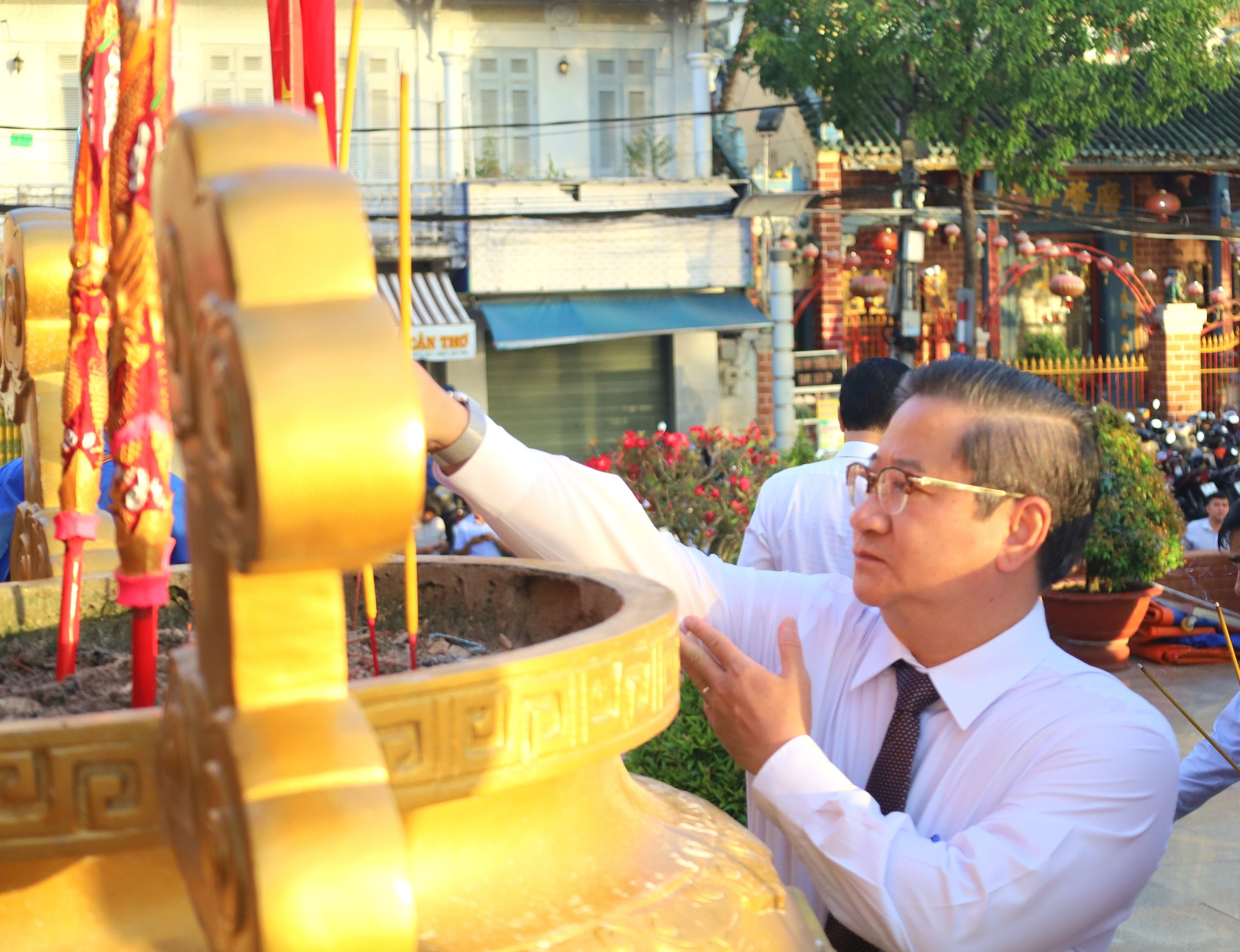 Ông Trần Việt Trường - Phó Bí thư Thành ủy, Chủ tịch UBND TP. Cần Thơ dâng hương tại tượng đài Bác Hồ - Bến Ninh Kiều.